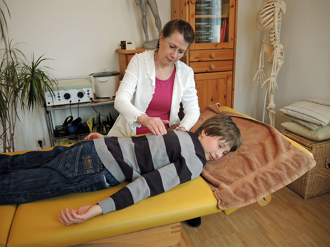 Foto einer Anwendung der sensomotorischen Körpertherapie nach Dr. Pohl